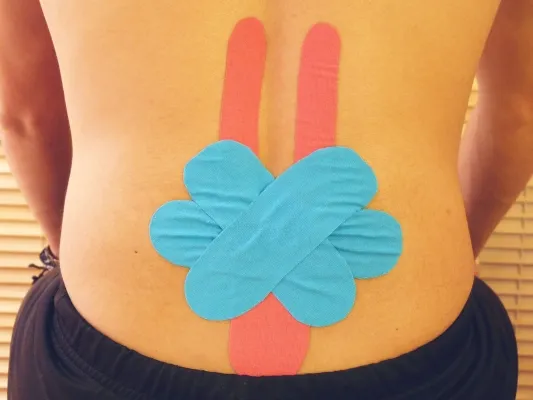 Kinesiotape-Anlage am unteren Rücken