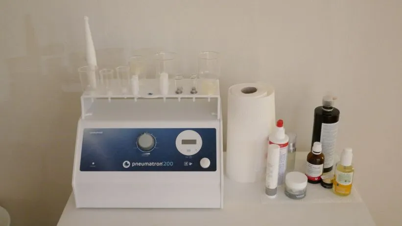 Gerät für die pneumatische Pulsationstherapie mit Zubehör